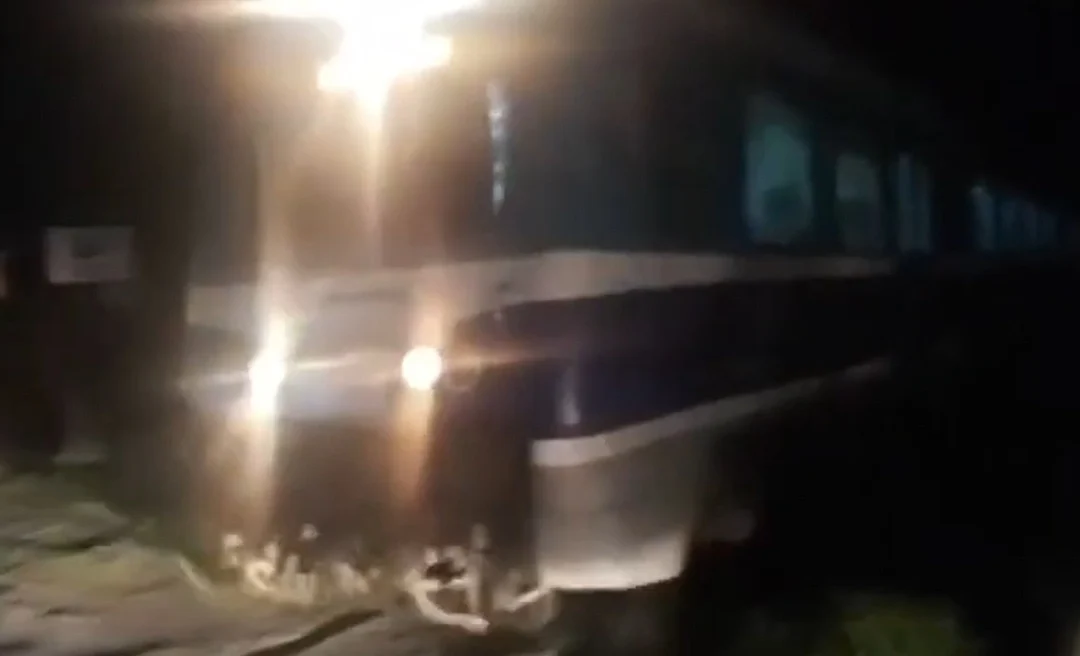 Ημαθία: Τρένο πέρασε με ανεβασμένες μπάρες στην Αλεξάνδρεια