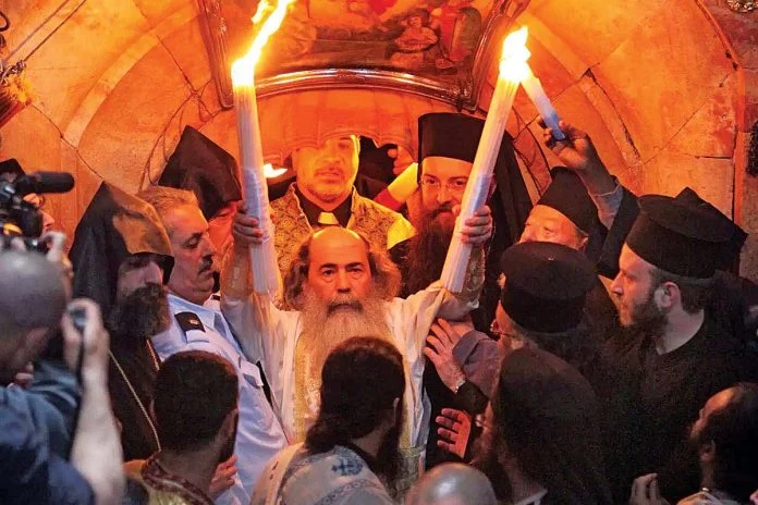 ΠΟΛΕΜΟΎΝ ΤΟ ΆΓΙΟΝ ΦΩΣ ΛΊΓΟ ΠΡΙΝ ΤΟ ΆΓΙΟ ΠΆΣΧΑ