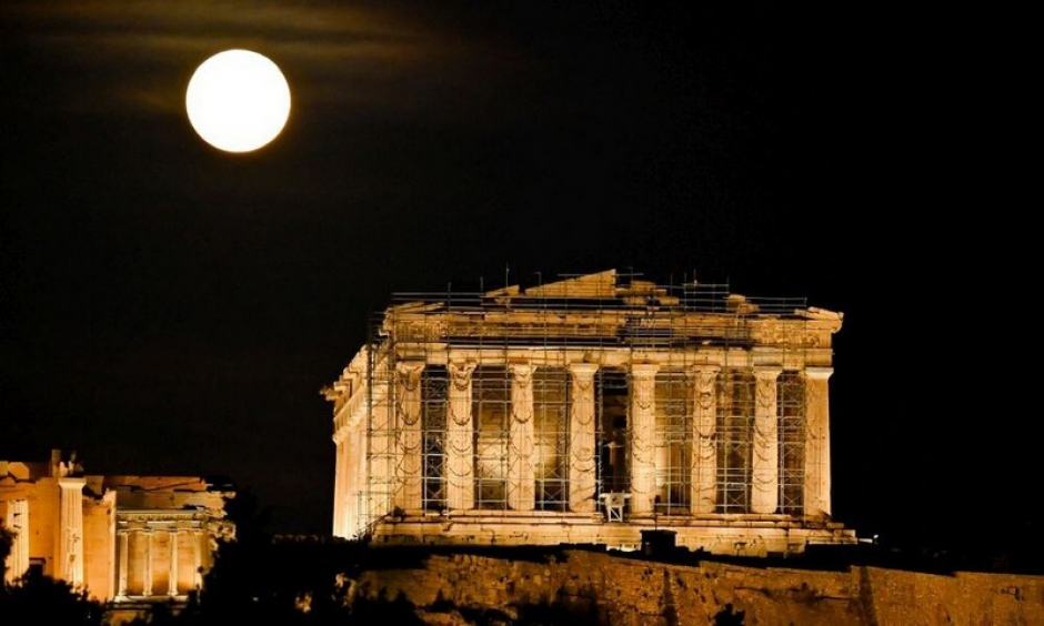 ΣΑΤΑΝΙΣΜΌΣ ΤΗΝ ΝΎΧΤΑ ΣΤΗΝ ΑΚΡΌΠΟΛΗ