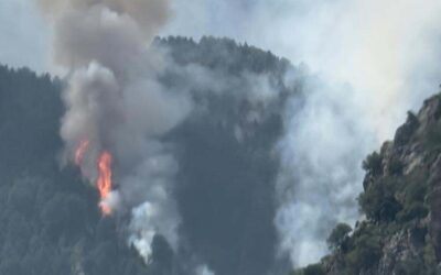 Μαίνεται η φωτιά στα Καλύβια Σοχάς – Οριοθετείται η φωτιά στη Μάνη