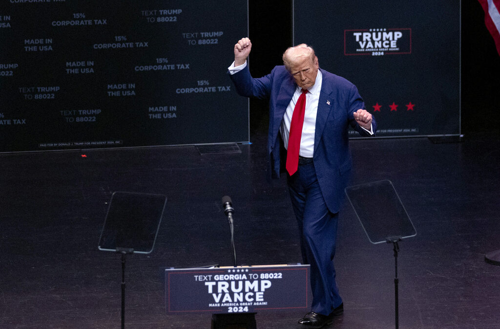 Ο Τραμπ ισχυρίζεται ότι θα «βγάλει» τις ΗΠΑ από τον πόλεμο στην Ουκρανία