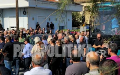 Ξυλόκαστρο: “Βουβός πόνος” στην κηδεία του 40χρονου που έχασε τη ζωή του στην πυρκαγιά (Εικόνες & Βίντεο)