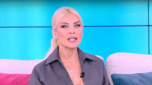 Ο ΚΑΘΗΓΗΤΉΣ ΠΑΠΑΔΗΜΗΤΡΊΟΥ ΤΑ ΨΈΛΝΕΙ ΣΤΗΝ ΚΑΙΝΟΎΡΓΙΟΥ ΓΙΑ ΤΗΝ ΛΟΑΤΚΙ ΑΤΖΈΝΤΑ