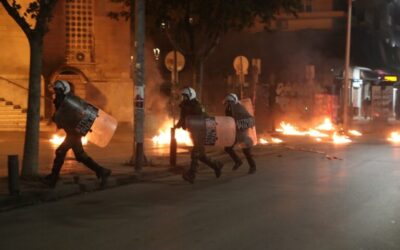 Θεσσαλονίκη: Πεδίο μάχης το κέντρο – Έκαψαν σημαίες των ΗΠΑ και του Ισραήλ