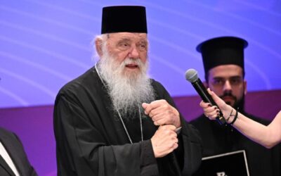 Ο Αρχιεπίσκοπος Αθηνών και πάσης Ελλάδας, Ιερώνυμος, έδωσε το παρών στη λαμπρή γιορτή του ΠΣΑΤ και βράβευσε τον Θανάση Γκαβέλα με τον τίτλο του κορυφαίου αθλητή με αναπηρία.