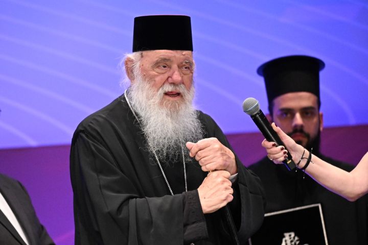 Ο Αρχιεπίσκοπος Αθηνών και πάσης Ελλάδας, Ιερώνυμος, έδωσε το παρών στη λαμπρή γιορτή του ΠΣΑΤ και βράβευσε τον Θανάση Γκαβέλα με τον τίτλο του κορυφαίου αθλητή με αναπηρία.