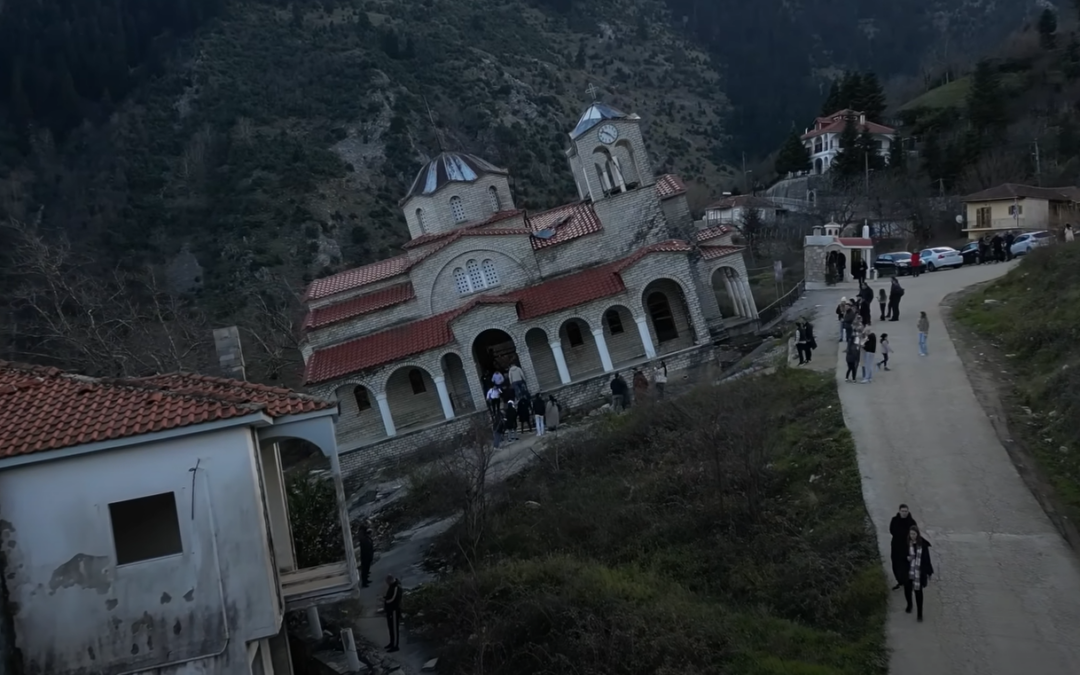 “Μοναδική σε ολόκληρο τον κόσμο. Η ορθόδοξη εκκλησία χωρίς εικόνες που γίνεται λαϊκό προσκύνημα.” στο YouTube