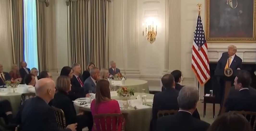 “Ο ΤΡΑΜΠ ΞΕΦΤΙΛΙΖΕΙ την woke κυβερνήτη του Maine: «Θα εφαρμόσεις τον νόμο ή σου κόβω τη χρηματοδότηση»” στο YouTube