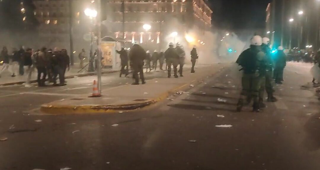 Δείτε το βίντεο “Τέμπη – Σύνταγμα: Τα ΜΑΤ πνίγουν με χημικά τη συγκέντρωση” στο YouTube