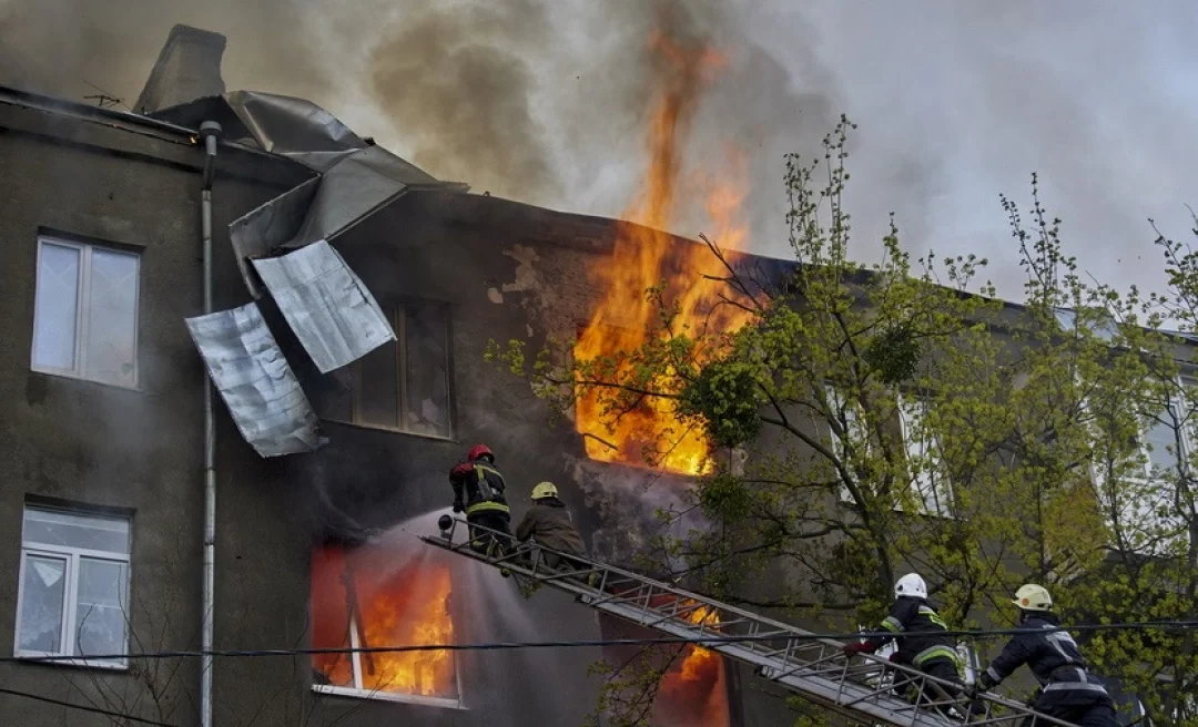 Δέκα νεκροί και πολλοί τραυματίες από τις ρωσικές επιθέσεις στο Κίεβο