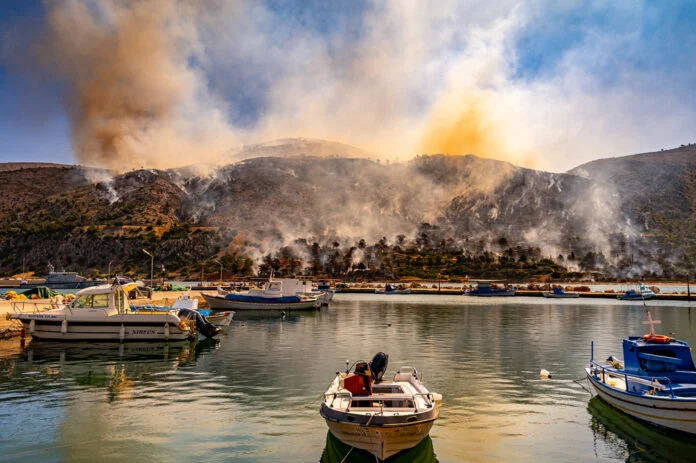 Χίος: Πώς εξαπλώθηκε και τι εκτάσεις έκαψε η φωτιά – Εικόνες από το πέρασμά της