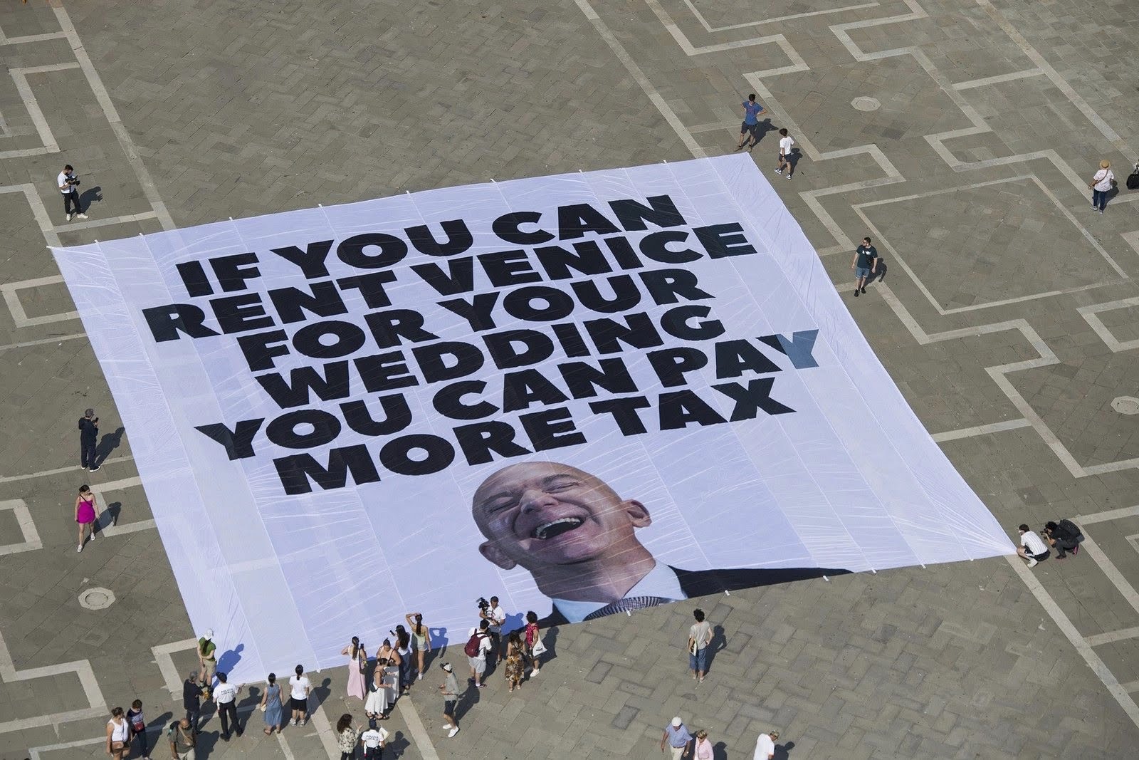 protesr-jeff-bezos-full
