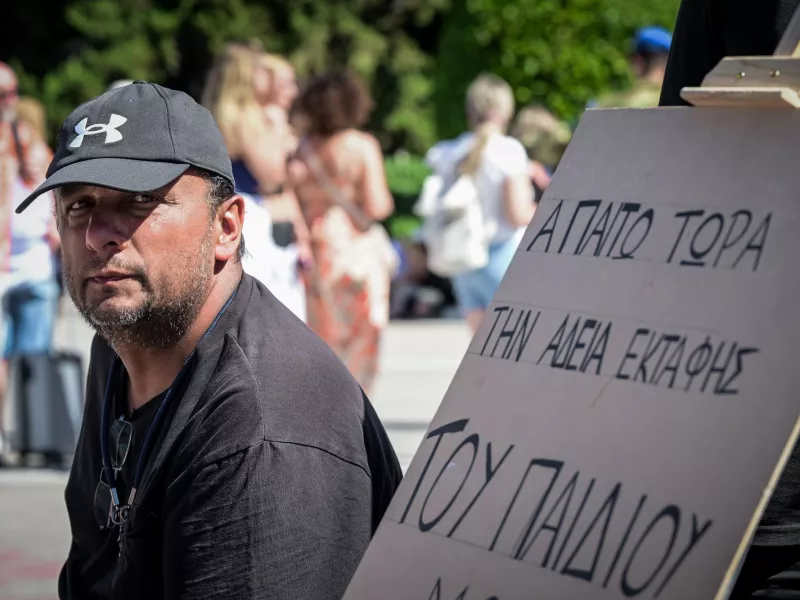 Τέμπη: Απεργία πείνας και δίψας από πατέρα θύματος, στο Σύνταγμα – Φωτογραφίες