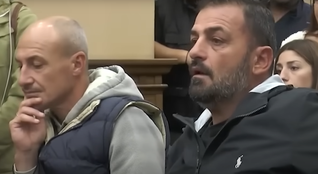 Δείτε το βίντεο “ΕΠΕΣΑΝ ΤΑ ΚΑΣΤΡΑ – ΣΕΡΡΑΙΟΙ ΚΤΗΝΟΤΡΟΦΟΙ ΤΑ ΧΩΝΟΥΝ ΣΤΗΝ ΚΥΒΕΡΝΗΣΗ: «Θα σας ρίξουμε χειροβομβίδα»” στο YouTube