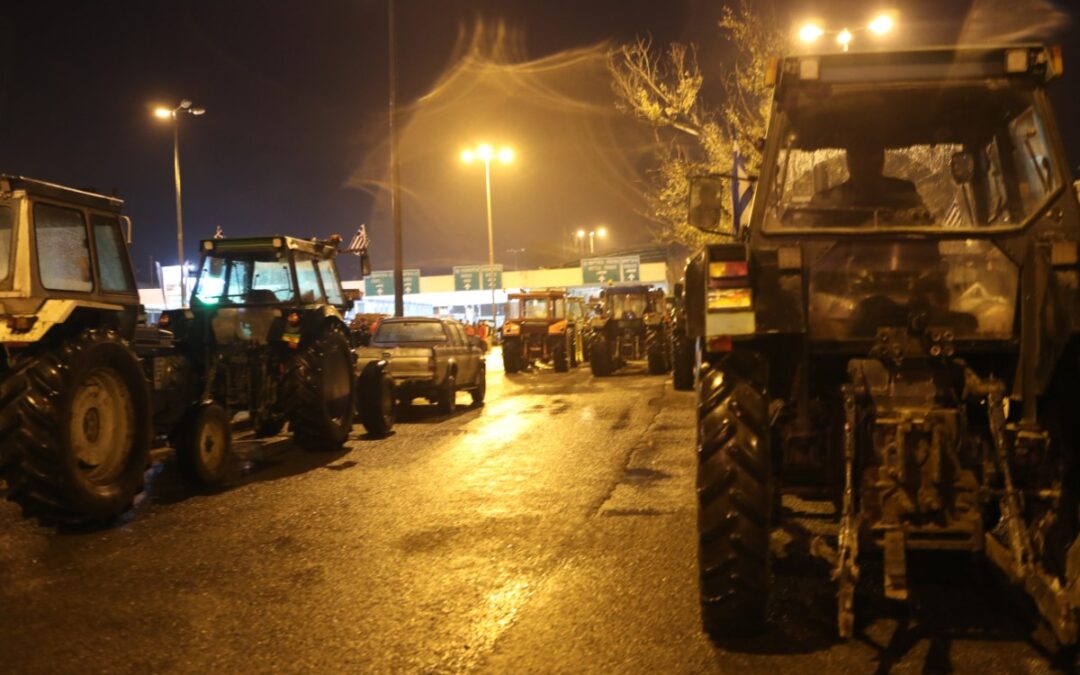 Αγρότες: «Ουρές» χιλιομέτρων από ακινητοποιημένες νταλίκες στον Προμαχώνα