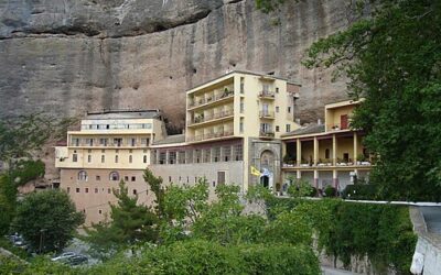 Μέγα Σπήλαιο: Το μοναστήρι που «κρέμεται» από τον βράχο του Χελμού