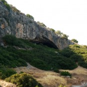 Σε αυτό το σπήλαιο υπήρξαν οι πρώτοι άνθρωποι της Αττικής