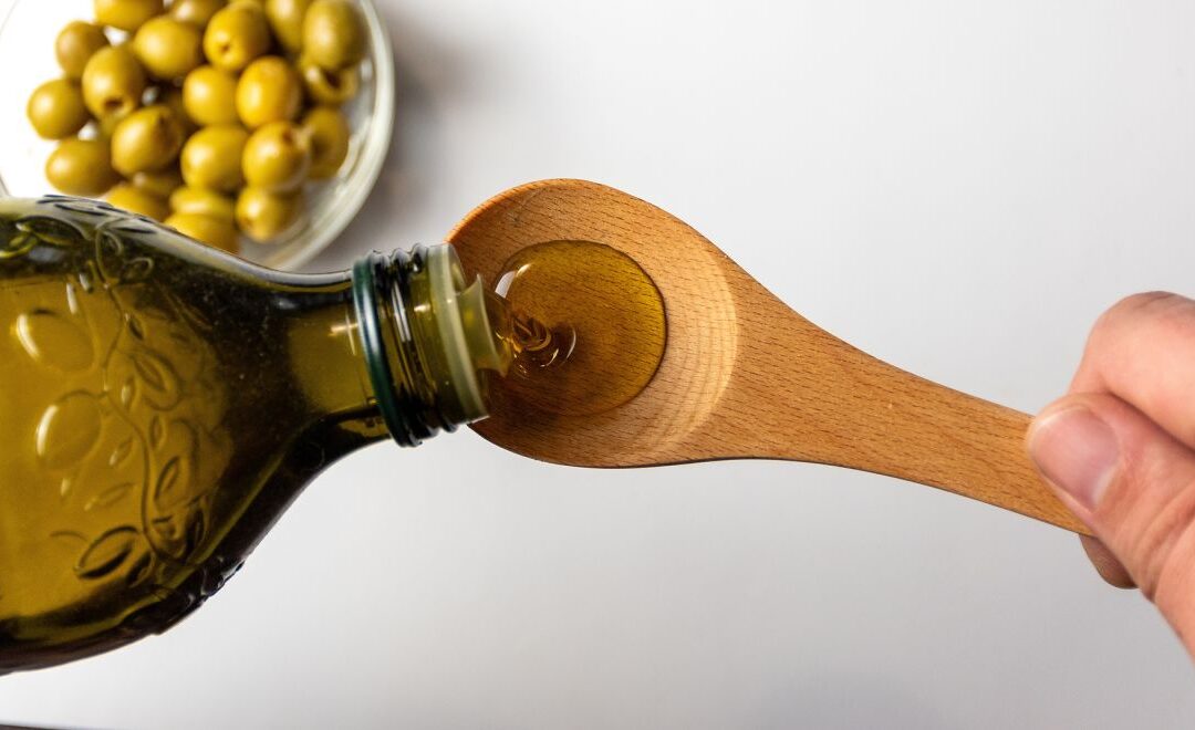Μια κουταλιά ελαιόλαδο στο στόμα κάθε πρωί; Τι είναι το oil pulling και αν όντως βοηθά