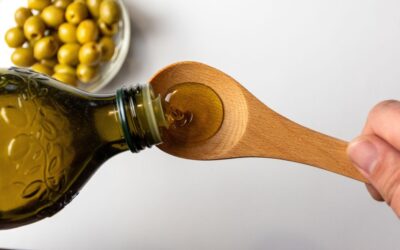 Μια κουταλιά ελαιόλαδο στο στόμα κάθε πρωί; Τι είναι το oil pulling και αν όντως βοηθά